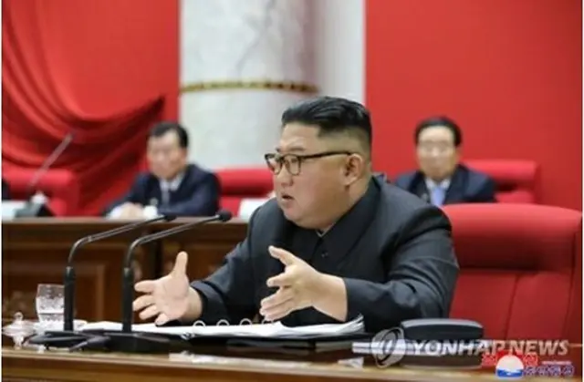 朝鮮中央通信は先月３１日、金委員長が出席して党中央委総会が開かれたと伝えた。総会で発言する金委員長＝（朝鮮中央通信＝聯合ニュース）≪転載・転用禁止≫