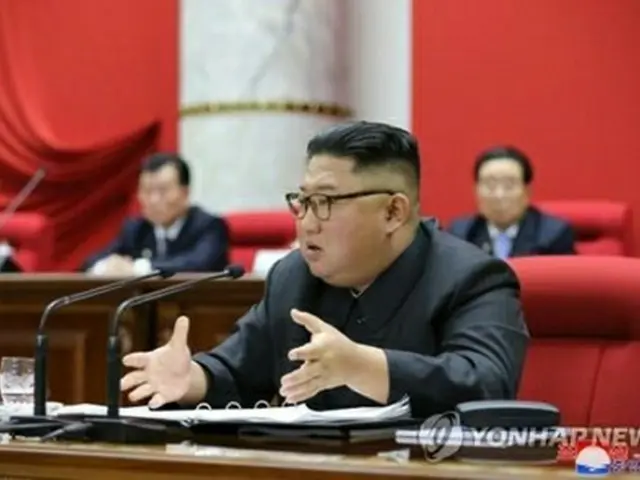 朝鮮中央通信は先月３１日、金委員長が出席して党中央委総会が開かれたと伝えた。総会で発言する金委員長＝（朝鮮中央通信＝聯合ニュース）≪転載・転用禁止≫