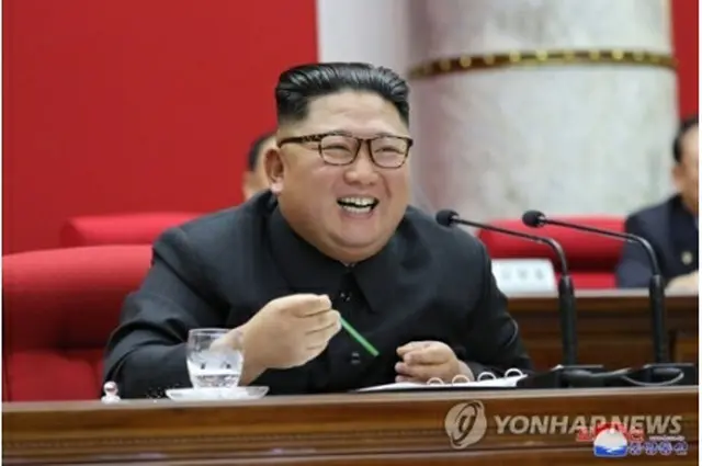 朝鮮中央通信は１日、党中央委員会総会が１２月３１日まで開かれ、金委員長が指導したと報じた。笑顔を見せる金正恩氏≪転載・転用禁止≫＝（聯合ニュース）