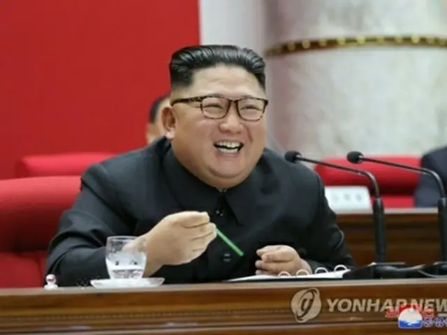 朝鮮中央通信は１日、党中央委員会総会が１２月３１日まで開かれ、金委員長が指導したと報じた。笑顔を見せる金正恩氏≪転載・転用禁止≫＝（聯合ニュース）