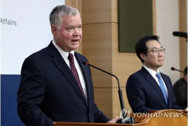 李氏（右）とビーガン氏（資料写真）＝（聯合ニュース）