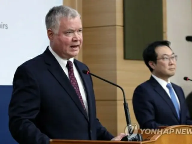 李氏（右）とビーガン氏（資料写真）＝（聯合ニュース）