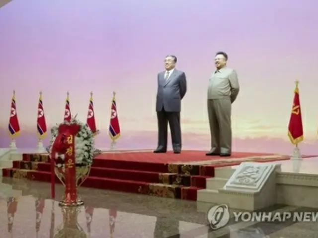 錦繍山太陽宮殿の金日成主席と金正日総書記の立像（資料写真）＝（朝鮮中央テレビ＝聯合ニュース）≪転載・転用禁止≫