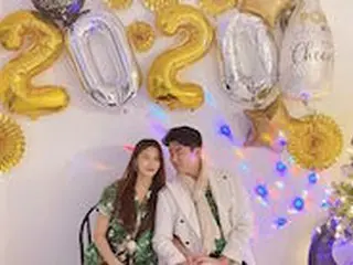 パク・ギュリ（元KARA）、カップルTシャツで甘い新年の挨拶「一緒にいてくれて、いつもありがとう」