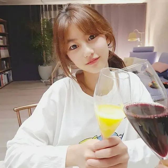女優パク・ヨンス、娘のソン・ジアに「私の飲み友達、早くオレンジジュース卒業して」（提供:Osen）