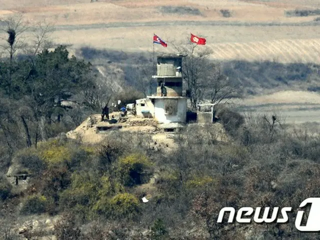 3日、韓国パジュ市の展望台から見える北朝鮮の軍人（提供:news1）