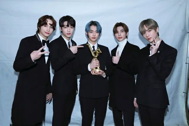 「第34回ゴールデンディスクアワード with TikTok」で新人賞を受賞した「TOMORROW X TOGETHER（TXT）」。（提供:OSEN）