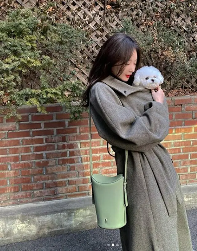 カン・ミンギョン（ダビチ）、インスタに愛犬とのツーショットを公開「人形が人形を抱いている…」（提供:OSEN）