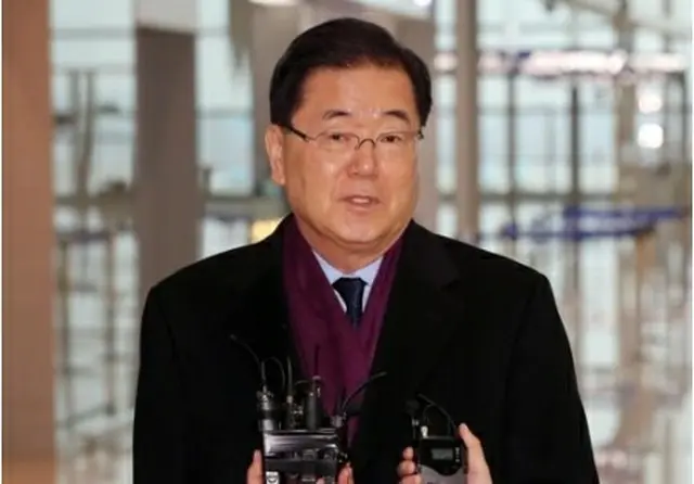 仁川空港で取材に応じる鄭氏＝７日、仁川（聯合ニュース）