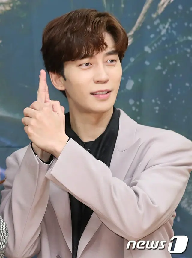 俳優シン・ソンロク、tvN「ダブルキャスティング」単独MCとして合流（提供:news1）