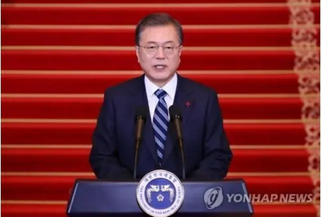 青瓦台で新年の演説を行う文大統領＝７日、ソウル（聯合ニュース）