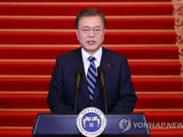 青瓦台で新年の演説を行う文大統領＝７日、ソウル（聯合ニュース）