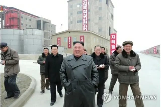 朝鮮中央通信は7日、金委員長が肥料工場の建設現場を現地指導したと報じた＝（朝鮮中央通信＝聯合ニュース）≪転載・転用禁止≫