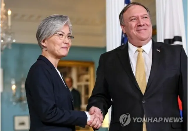 昨年3月末に会談した康長官（左）とポンペオ長官（資料写真）＝（聯合ニュース）