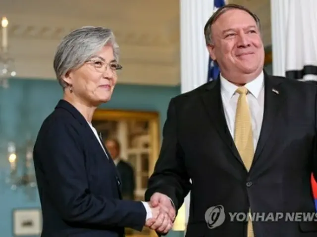 昨年3月末に会談した康長官（左）とポンペオ長官（資料写真）＝（聯合ニュース）
