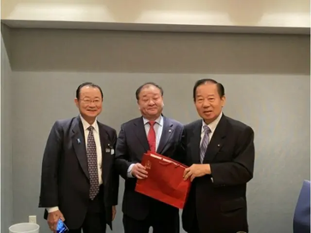 東京で面談した姜昌一氏(中央)と二階氏(右・姜昌一議員室提供)=9日、東京(聯合ニュース)≪転載・転用禁止≫