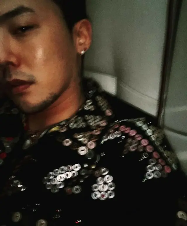 G-DRAGON（BIGBANG）、独歩的なファッションで魅了“ひげにスパンコール、ヘアバンドに花ブローチ”（提供:OSEN）
