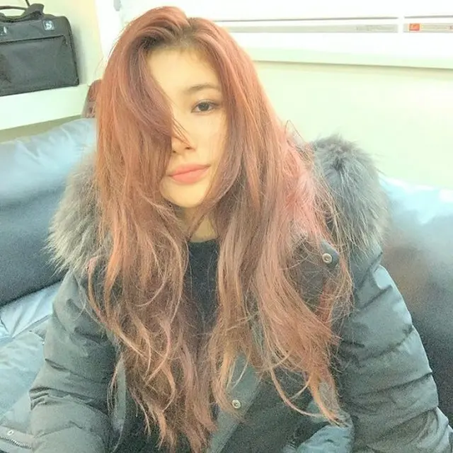 歌手で女優のスジが、昼寝後の様子を公開した。（提供:OSEN）