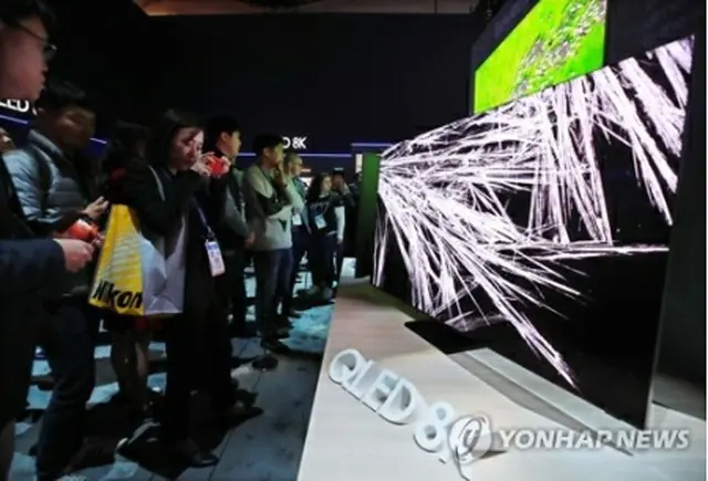 サムスン電子がＣＥＳに出展した「ＱＬＥＤ　８Ｋテレビ」＝（聯合ニュース）