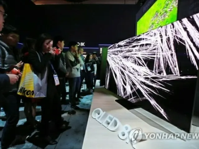サムスン電子がＣＥＳに出展した「ＱＬＥＤ　８Ｋテレビ」＝（聯合ニュース）