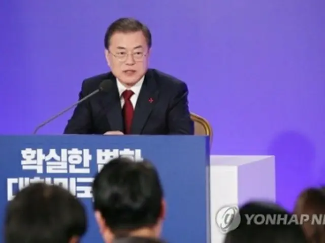 年頭記者会見を行う文在寅（ムン・ジェイン）大統領＝14日、ソウル（聯合ニュース）