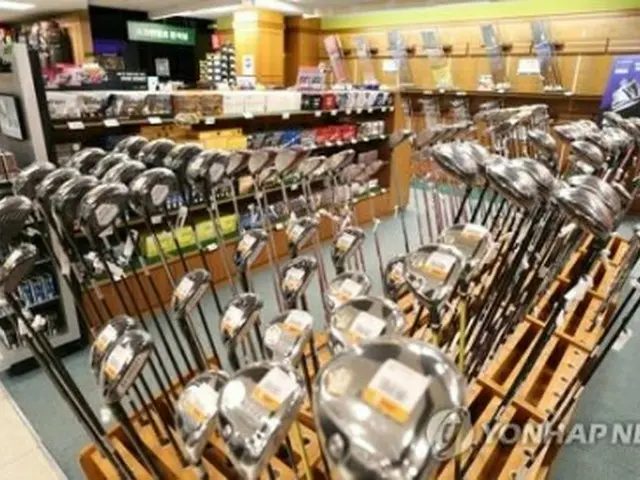 売り場に並ぶゴルフクラブ（資料写真）＝（聯合ニュース）