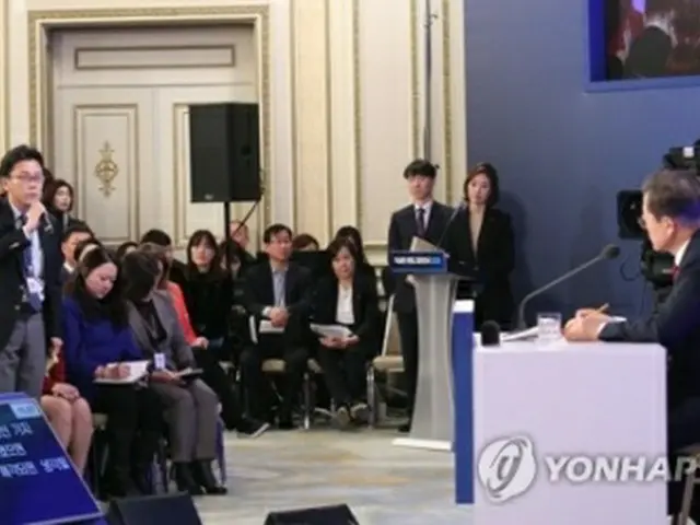 年頭記者会見を行う文在寅（ムン・ジェイン）大統領＝１４日、ソウル（聯合ニュース）