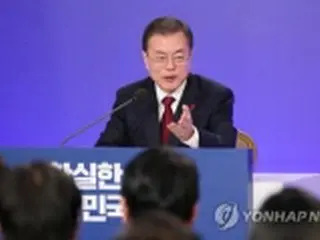 文大統領「被害者が同意する徴用問題解決策を」　対日関係改善に意欲も