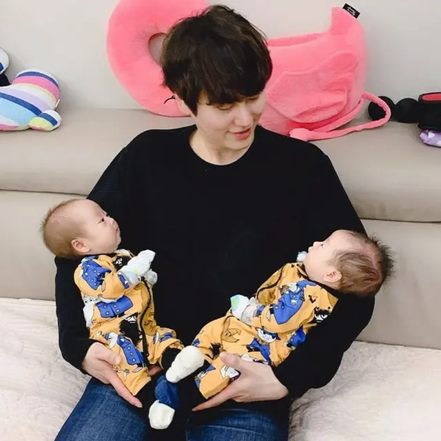 韓国ボーイズグループ「SUPER JUNIOR」メンバーのキュヒョンが、双子の甥っ子たちと共にした愛らしさいっぱいの近況を公開して話題になっている。（写真提供:OSEN）