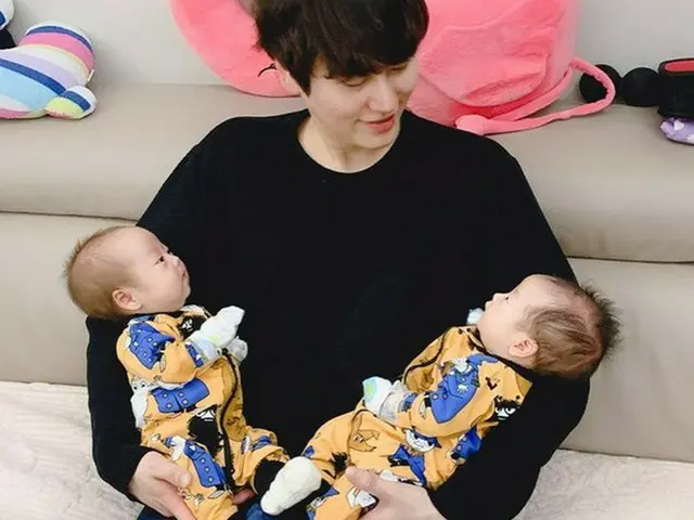 韓国ボーイズグループ「SUPER JUNIOR」メンバーのキュヒョンが、双子の甥っ子たちと共にした愛らしさいっぱいの近況を公開して話題になっている。（写真提供:OSEN）