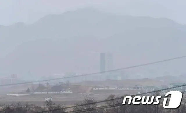 7日、韓国のDMZに位置する場所から見える霧のかかった北朝鮮のケソン工業団地（提供:news1）