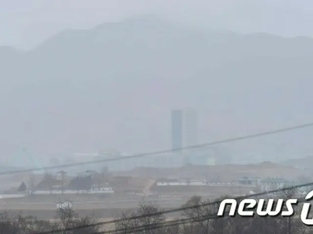 7日、韓国のDMZに位置する場所から見える霧のかかった北朝鮮のケソン工業団地（提供:news1）