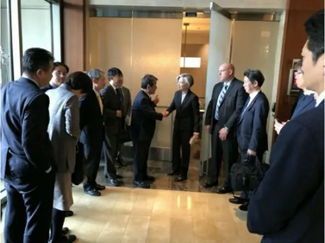 韓日外相会談を終え、握手を交わす康長官（中央右）と茂木外相＝14日、サンフランシスコ（聯合ニュース）