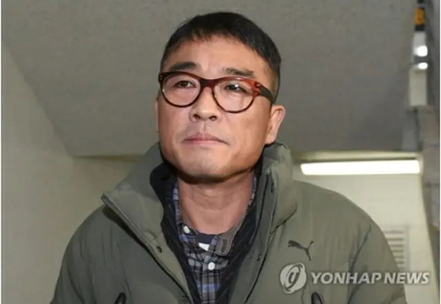 警察に出頭したキム・ゴンモさん＝15日、ソウル（聯合ニュース）