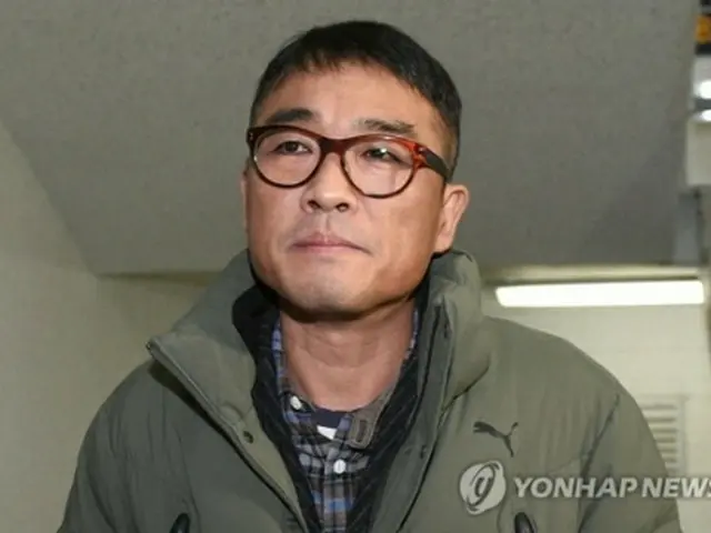 警察に出頭したキム・ゴンモさん＝15日、ソウル（聯合ニュース）