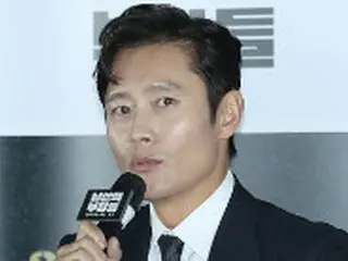 イ・ビョンホン、主演映画「南山の部長たち」を通じ「実在人物の演技は難しい、歪曲のないように注意した」
