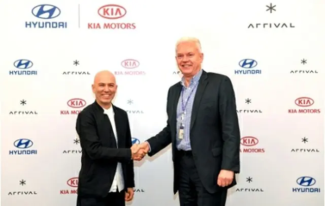 握手を交わす現代自動車のビアマン社長（右）とアライバルのスベルドロフCEO（現代自動車グループ提供）＝（聯合ニュース）≪転載・転用禁止≫
