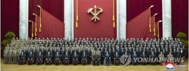 先月31日の党中央委総会で出席者と記念撮影する金正恩氏（前列中央）＝（朝鮮中央通信＝聯合ニュース）
