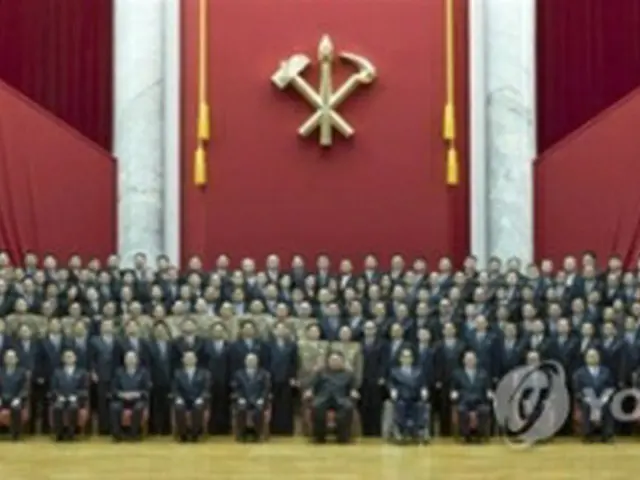先月31日の党中央委総会で出席者と記念撮影する金正恩氏（前列中央）＝（朝鮮中央通信＝聯合ニュース）