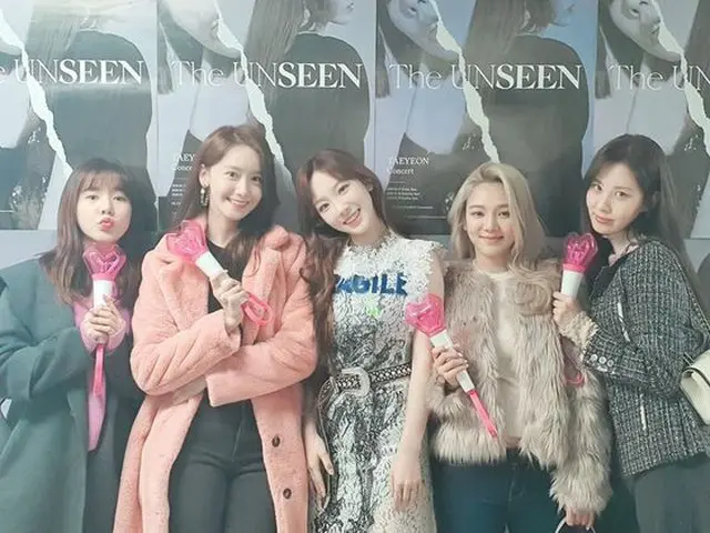 テヨンのコンサートを応援しに行った「少女時代」のメンバーたち。（提供:News1）
