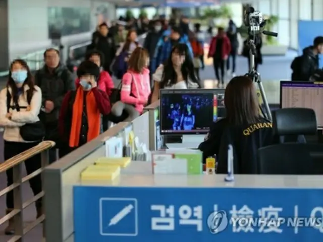 仁川国際空港で入国者の体温測定が行われている＝（聯合ニュース）