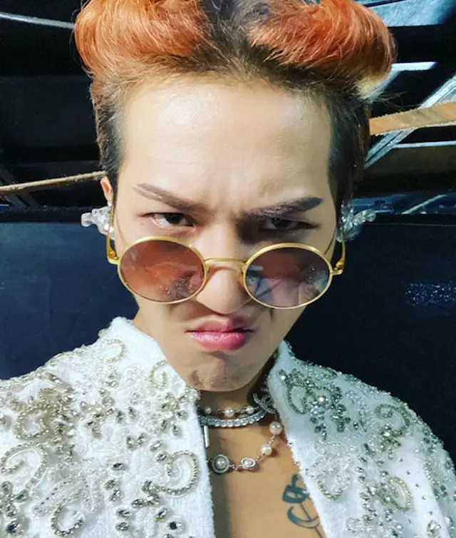 MINO（WINNER）、インスタでファッショニスタぶりを披露、ポイントはオレンジカラーの前髪リーゼント（提供:OSEN）