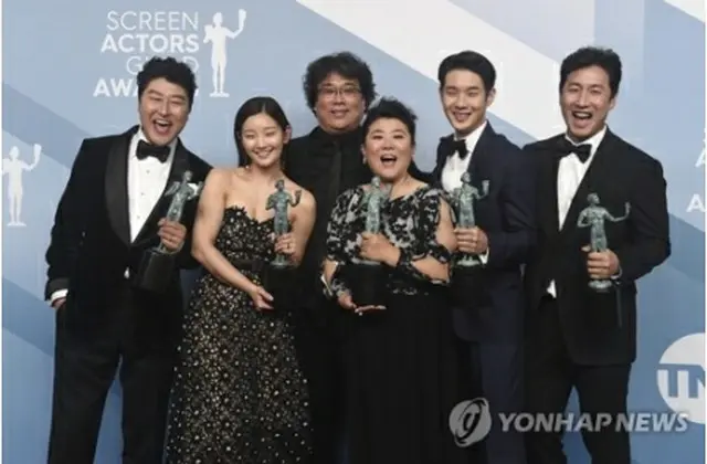 全米映画俳優組合（SAG）賞で「キャスト賞」を受賞した「パラサイト　半地下の家族」の出演者。後ろ中央がポン監督＝19日、ロサンゼルス（AP＝聯合ニュース）