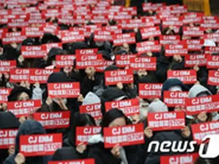 「X1」ファン、CJ ENM前で「新グループ結成」求めデモ＝「責任回避STOP」叫ぶファンら