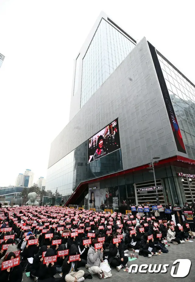 CJ ENM前でデモ決行の「X1」ファン、参加者は500人超え＝現地報道では「800人参加」（画像:news1）