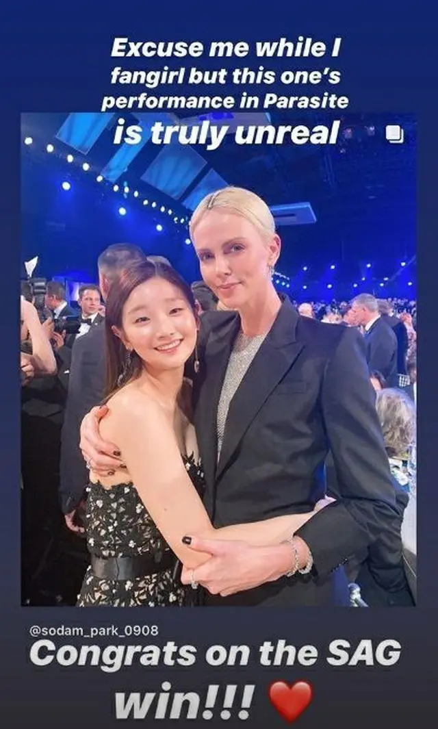 「パラサイト」出演の女優パク・ソダム、シャーリーズ・セロンとのツーショットが話題（画像:OSEN）