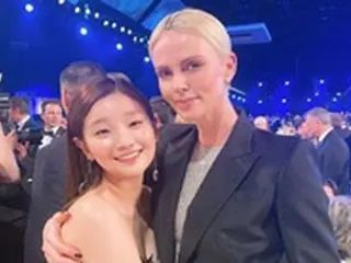 「パラサイト」出演の女優パク・ソダム、シャーリーズ・セロンとのツーショットが話題