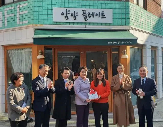 ソリョン（AOA）、キム・ジョンスク女史と「善良の村」を訪問＝“分かち合い”を実践（提供:News1）