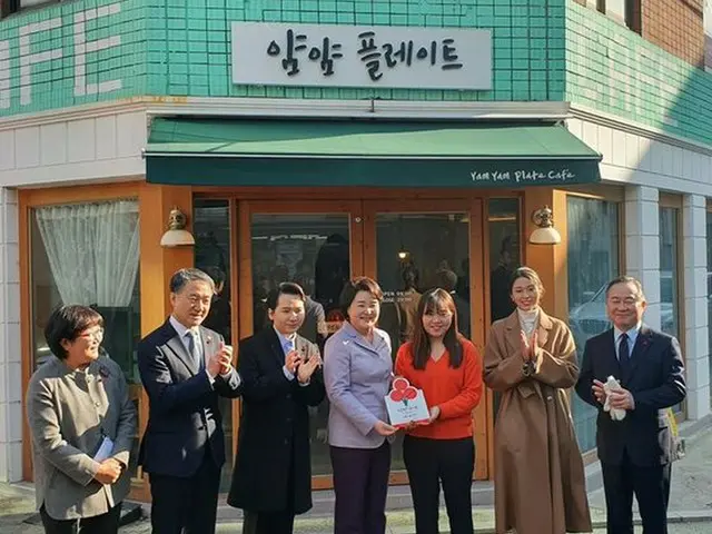 ソリョン（AOA）、キム・ジョンスク女史と「善良の村」を訪問＝“分かち合い”を実践（提供:News1）