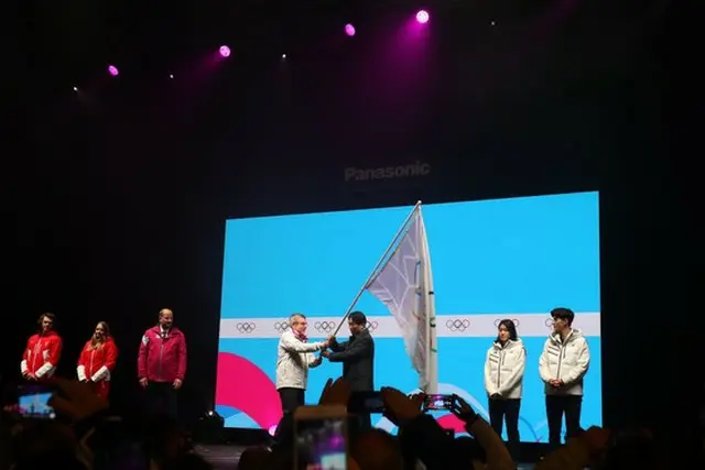 ローザンヌから江原へ、冬季ジュニア五輪大会旗を手渡し（画像:news1）
